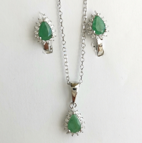 Emerald and Diamond halo necklace earrings set 🆕 - Picture 4 of 7